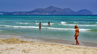 El ejercicio en la playa que mejorará tu salud a partir de los 50 años: No es ni caminar ni nadar