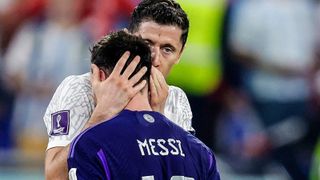 Lewandowski aclara sus palabras al oído con Messi