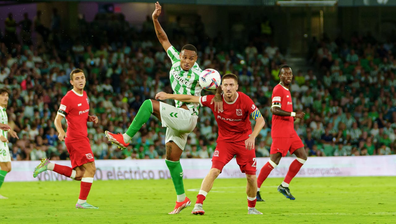 Legia Varsovia - Betis: Horario, canal y dónde ver por TV y online hoy el partido de Conference League