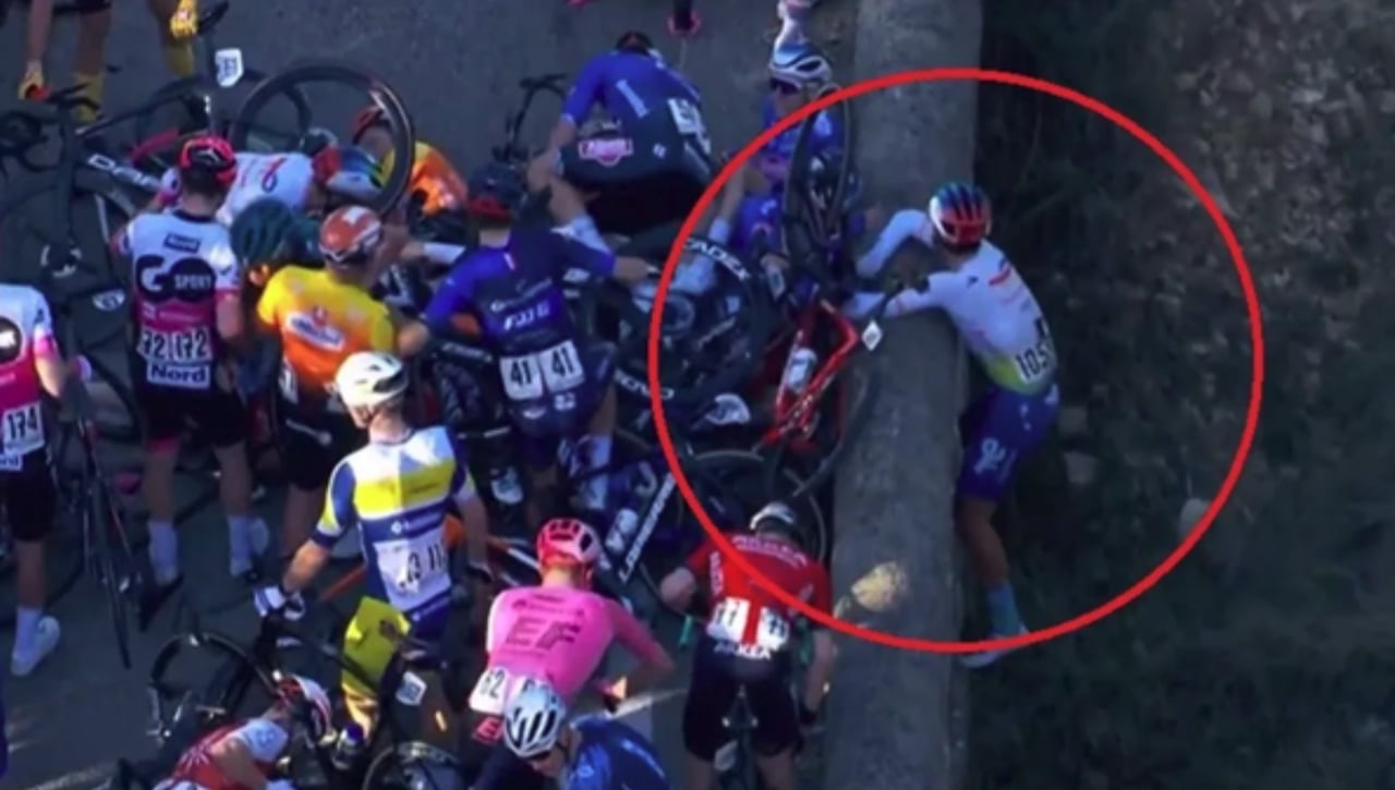Susto en el ciclismo, con Valentin Ferron colgando de un puente