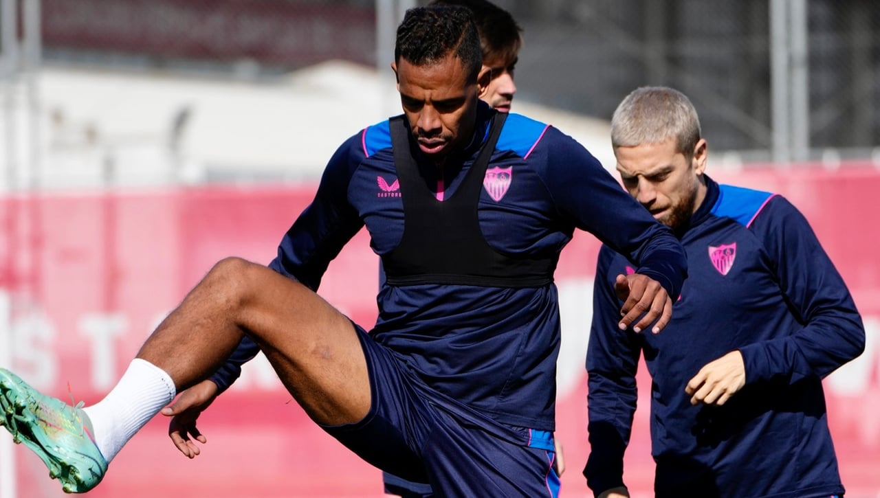 El Sevilla, sin tiempo para lamentos: del avión al césped, pendiente del Elche y las salidas