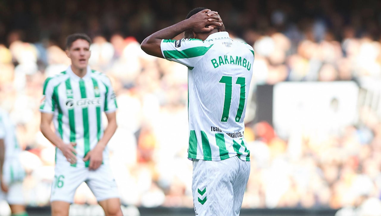 Así está la situación real de Bakambu: deseo propio, decisión institucional, ofertas de salida...