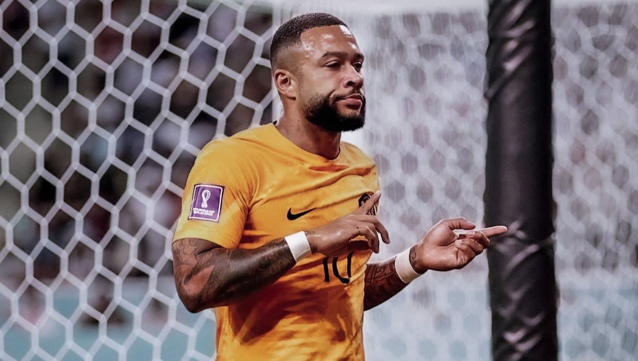 Memphis Depay recibe una llamada