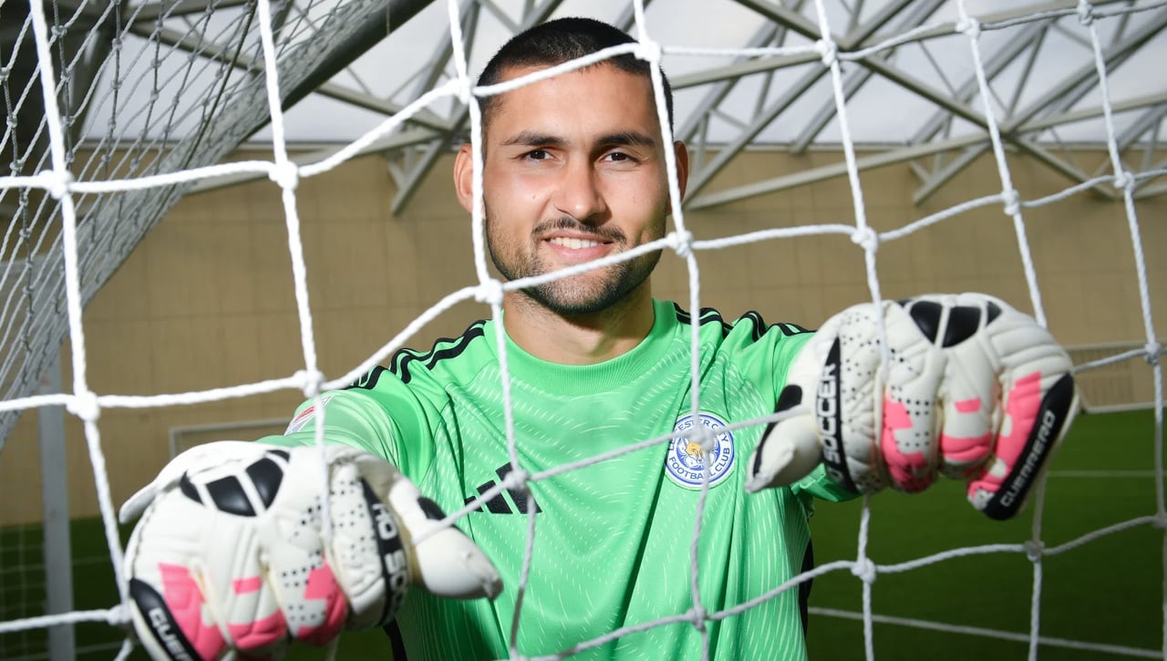 Fran Vieites ya tiene destino: firma hasta 2027 con el Leicester