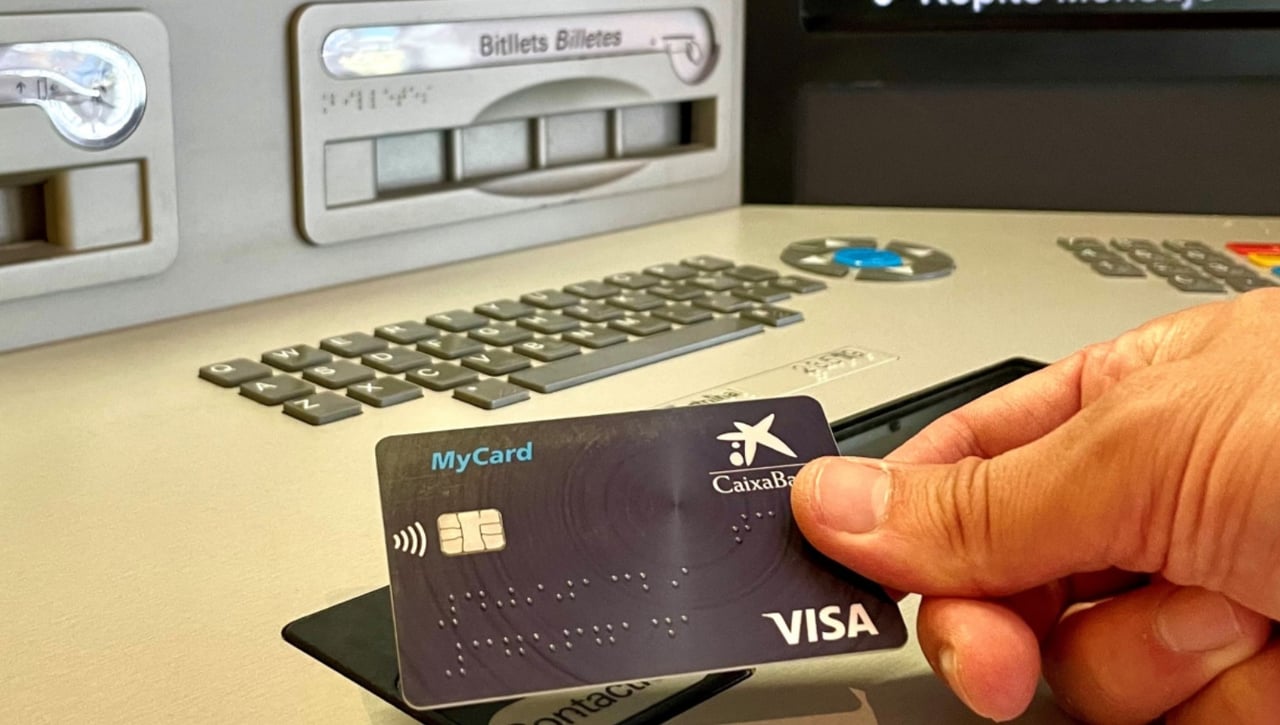 La nueva tarjeta financiera con sistema Braille de CaixaBank, disponible en todas las oficinas de España