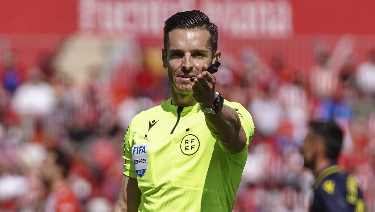 ¿Debió pitar Del Cerro Grande penalti por manos de Fernando en el Valencia - Sevilla?