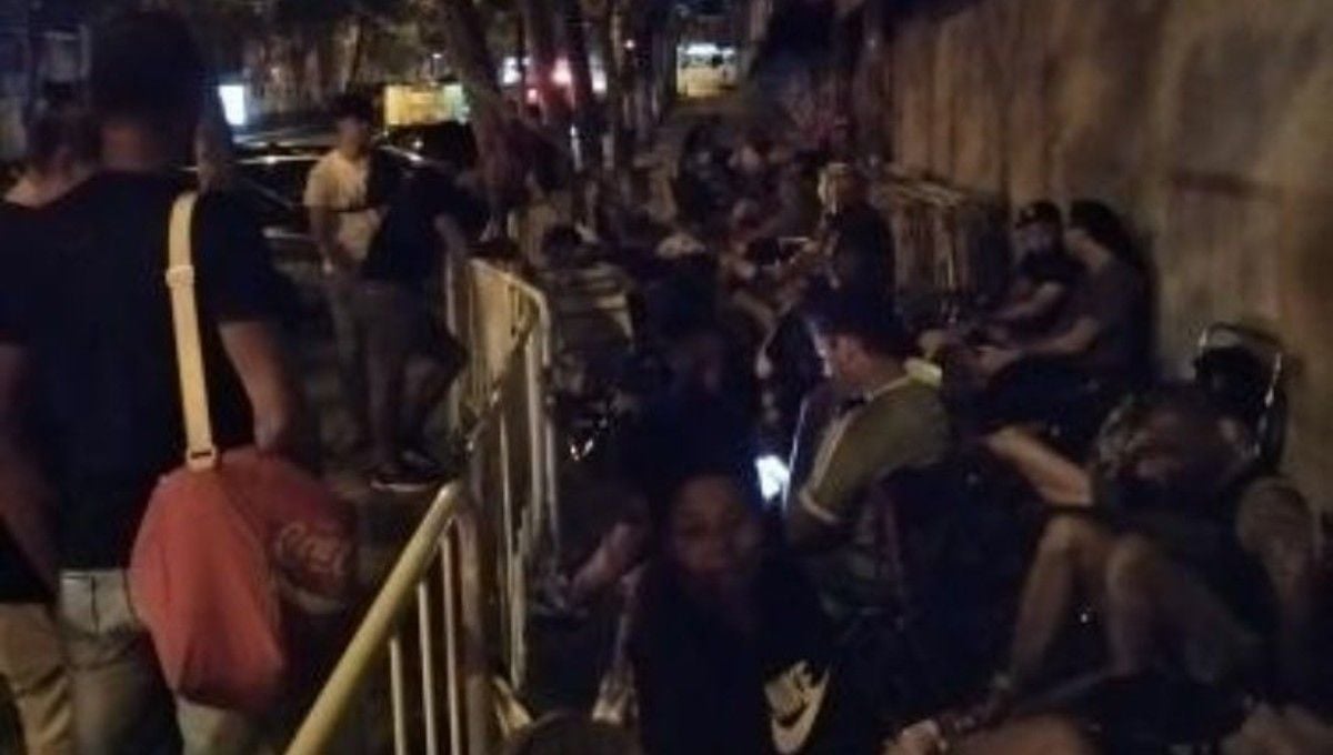 Situación caótica en el Rayo: Aficionados durmiendo en la calle y presencia de los antidisturbios