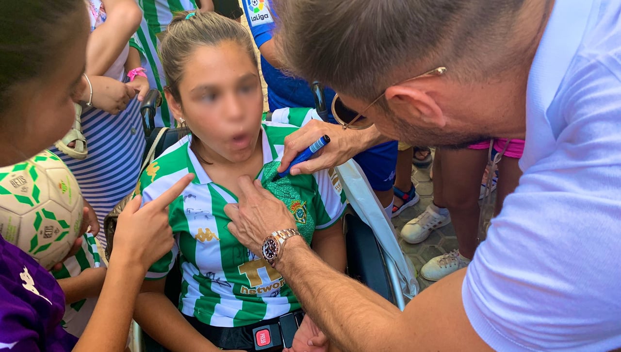 Los jugadores del Betis se vuelcan con Leyre, una joven aficionada con necesidades especiales