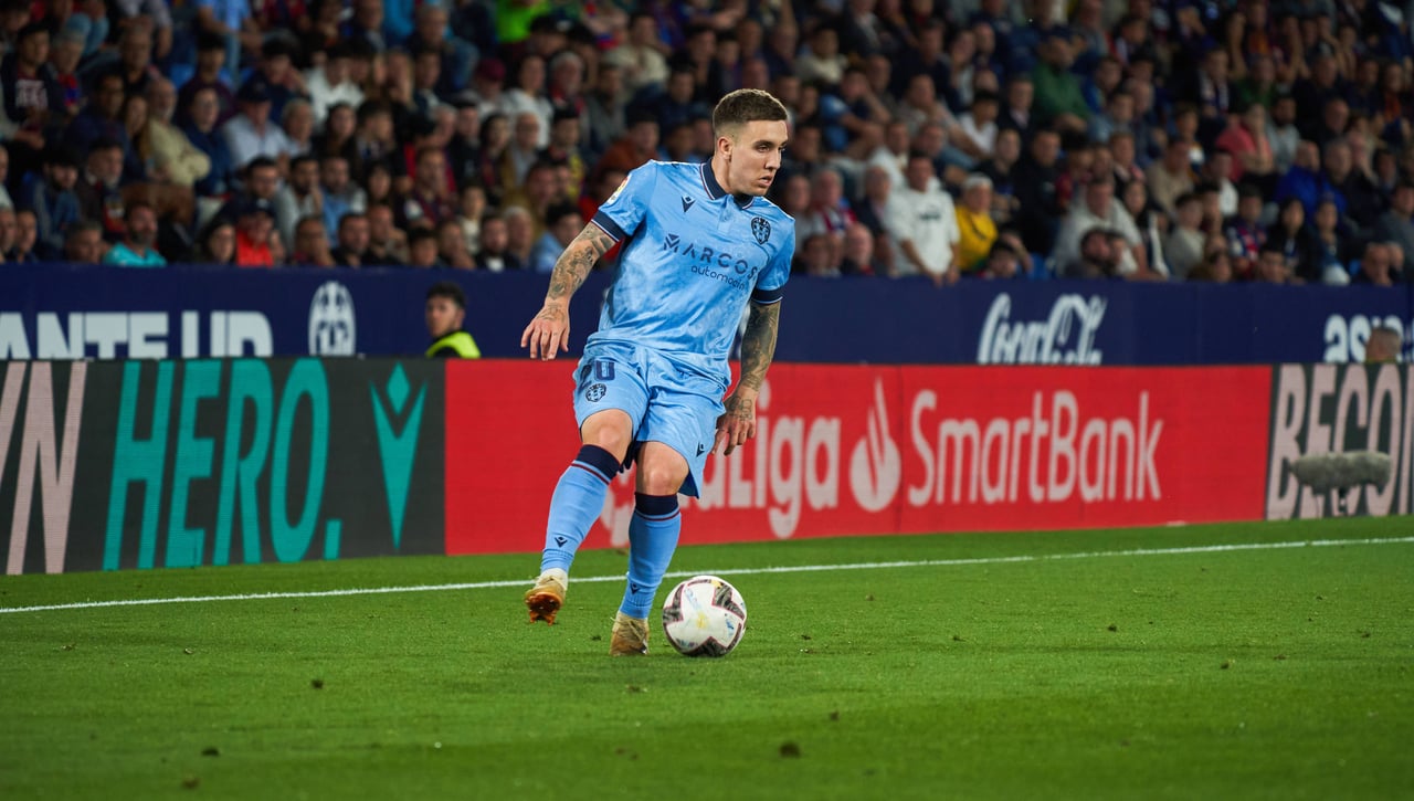 El Tenerife se lanza por Joni Montiel para reforzar el ataque