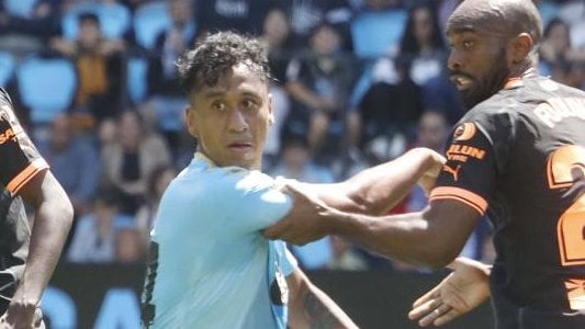 Renato Tapia regresa al Celta tras liarla en su país