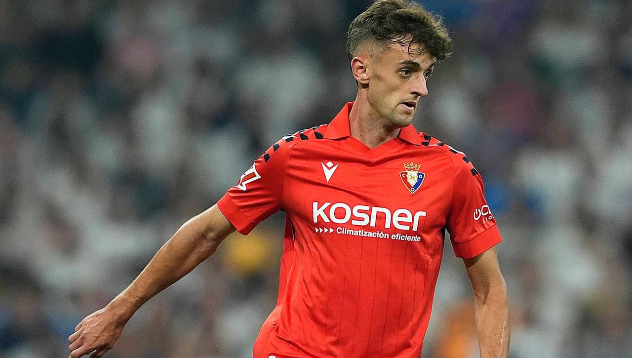 Alessio Lisci aparta a Aimar Oroz