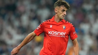 Alessio Lisci aparta a Aimar Oroz