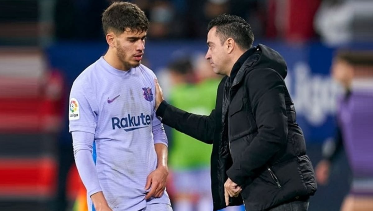 Xavi intenta convencer a Abde para que deshaga la maleta y espere