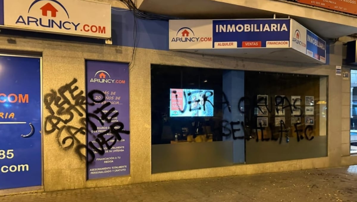Clima irrespirable en el Sevilla: pintadas "de guerra" con insultos, dianas y amenazas a directivos