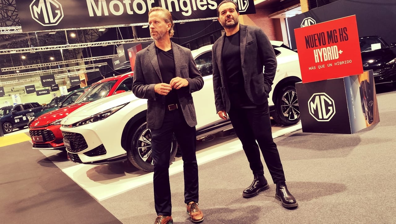 Los Compadres presentando el nuevo MG HS Hybrid+ en el Salón del Motor de Sevilla