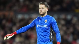 Remiro da un golpe sobre la mesa