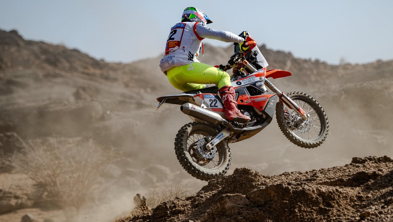 Tosha Schareina presenta su candidatura y Edgar Canet paga la novatada