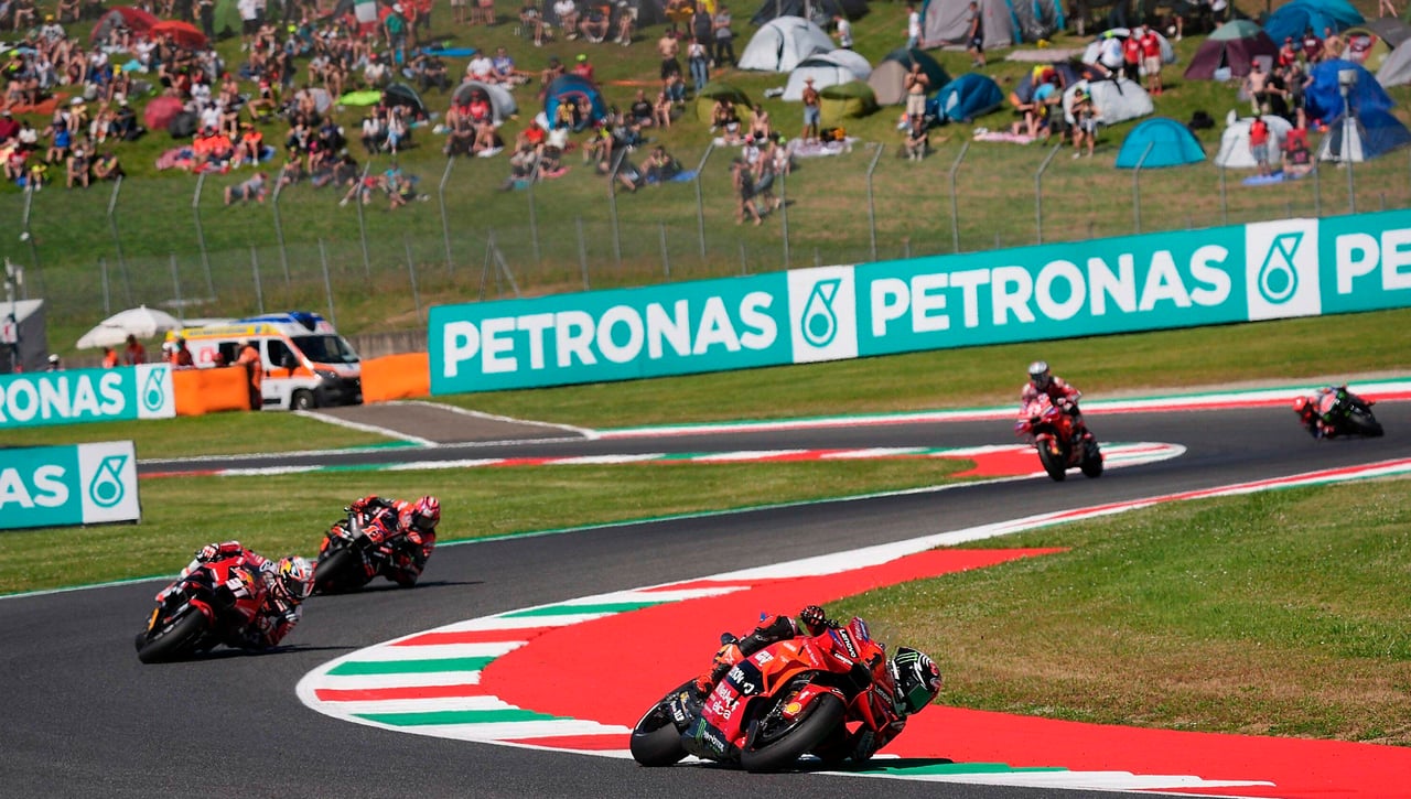 Pedro Acosta se sienta en la mesa de Valentino Rossi