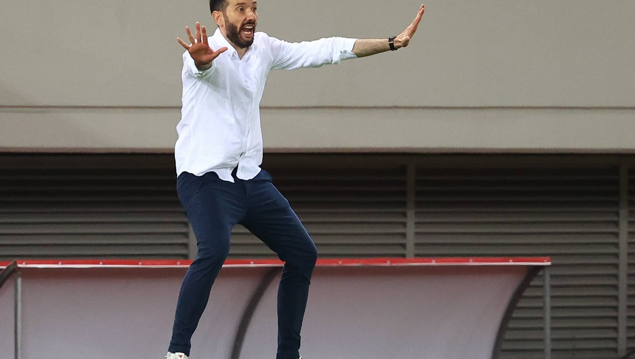 Corberán pide refuerzos al Valencia para la defensa y la delantera