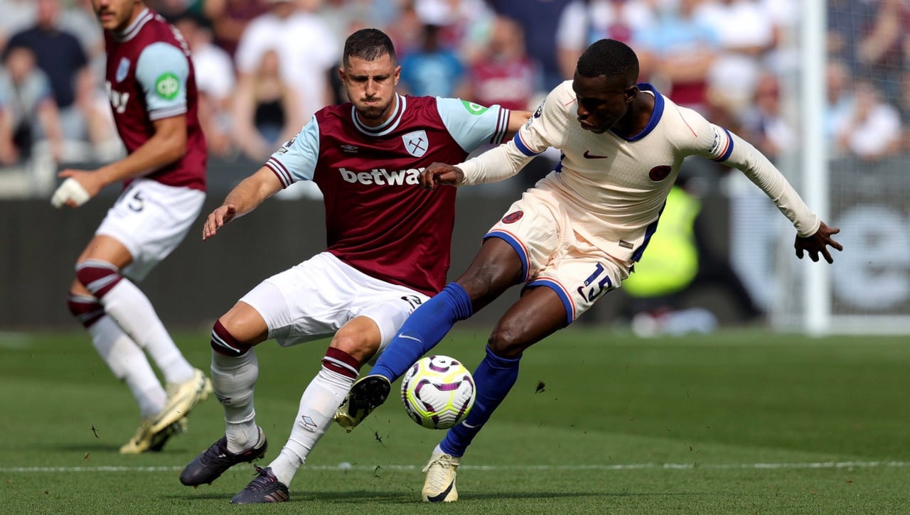 Lopetegui señala a Guido Rodríguez ante el Chelsea