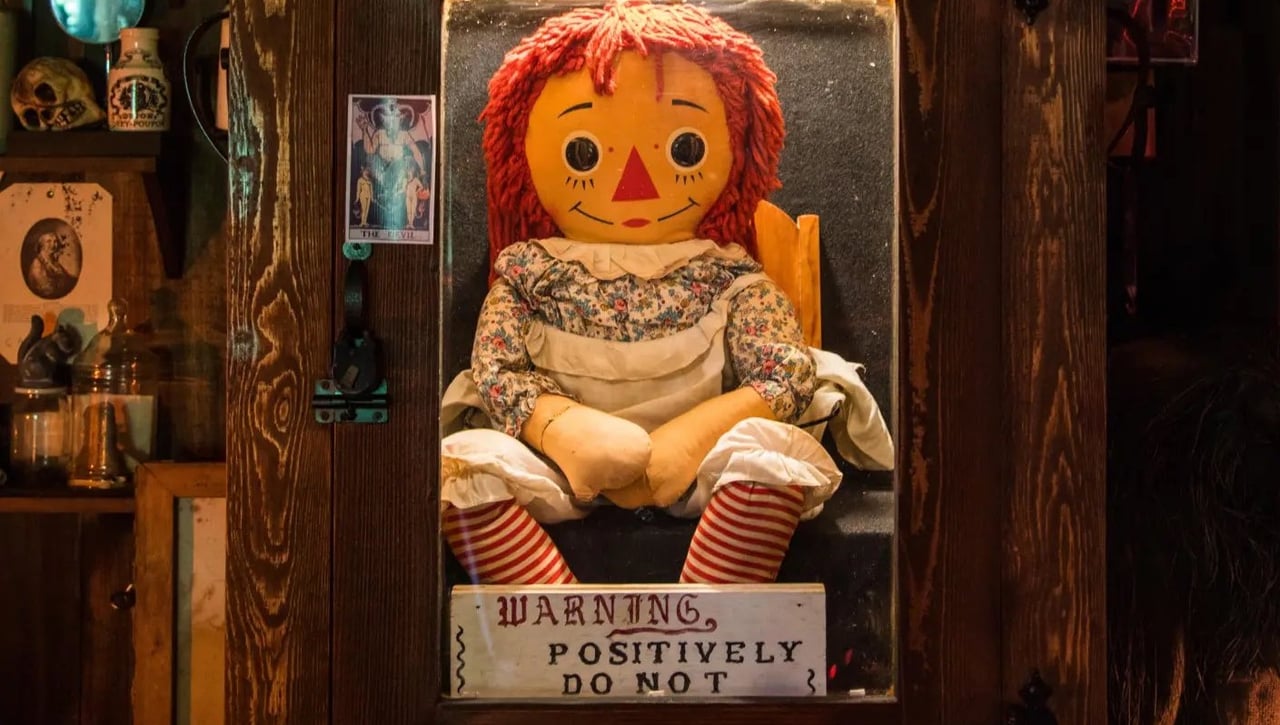 Sale a la luz la causa de la muerte del investigador que custodiaba a la muñeca Annabelle 