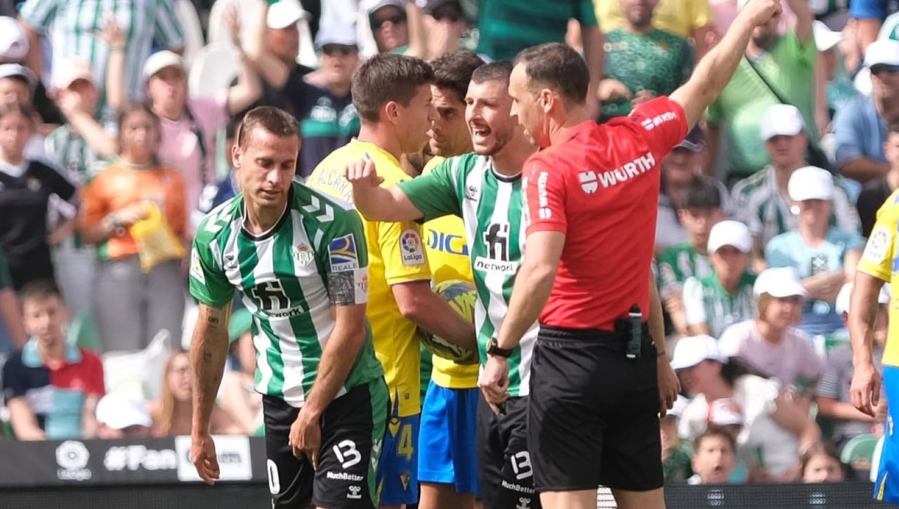La razón por la que Cuadra Fernández no debió expulsar a Canales en el Betis - Cádiz
