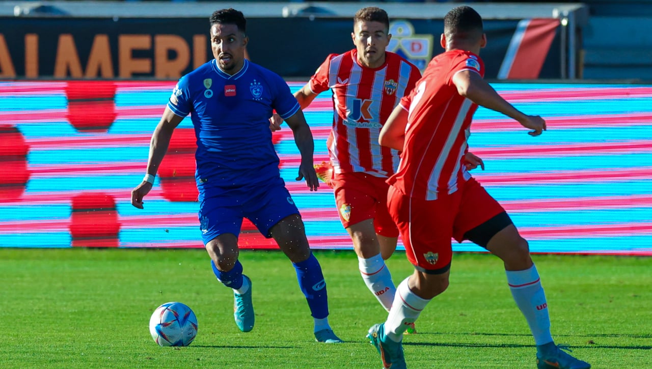 Un Almería sin delanteros es aplastado por un Al Hilal más rodado (1-2)