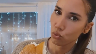 India Martínez se vuelve viral por su divertida forma de comer antes de despedir su gira