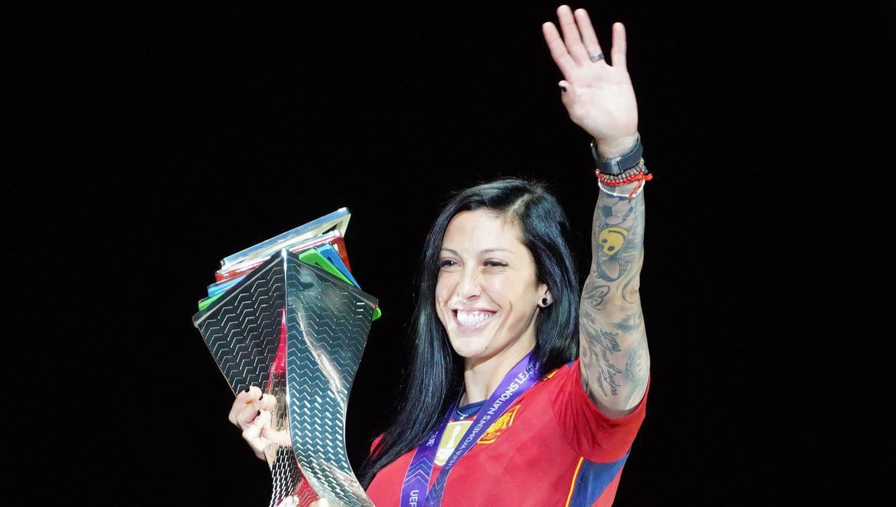 Jenni Hermoso da el cante con la Selección española