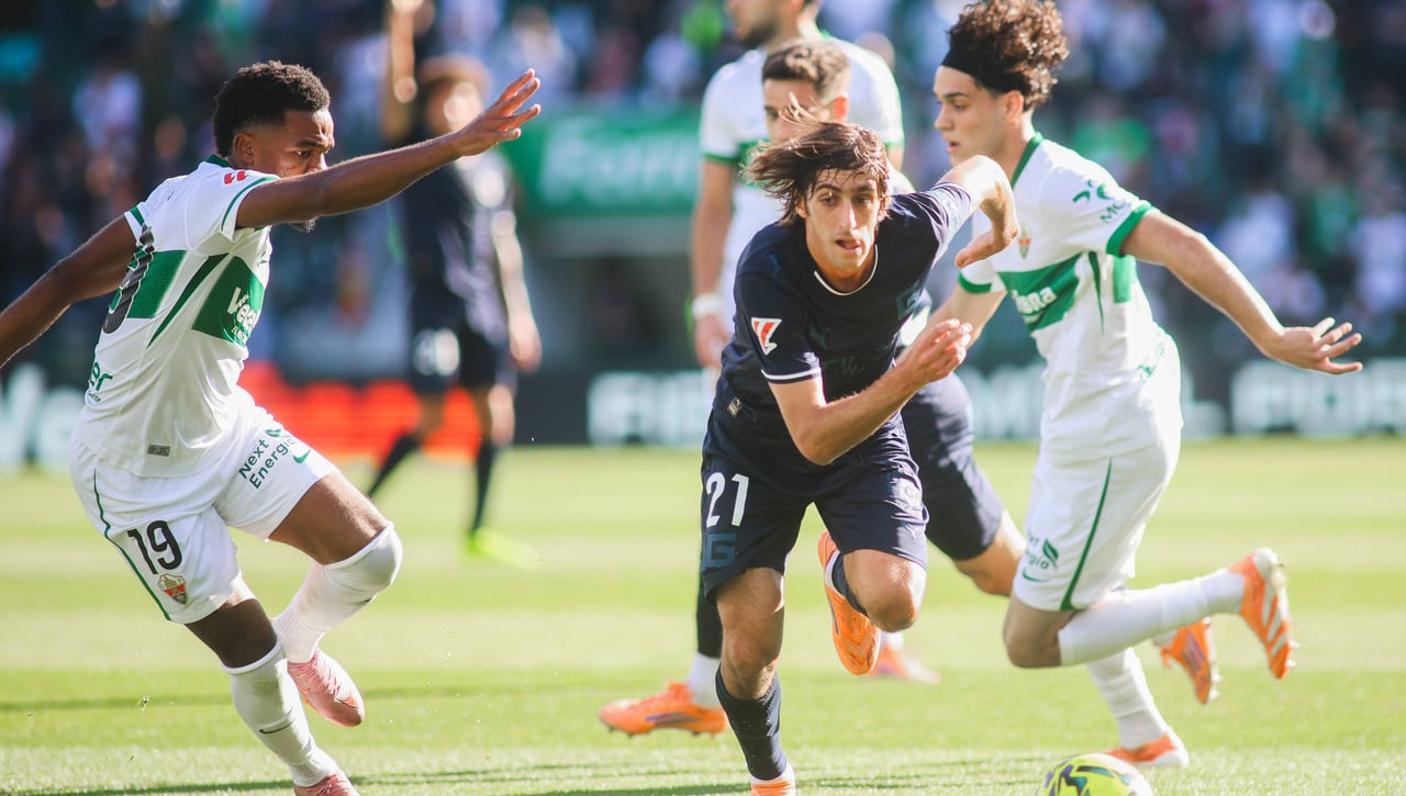 Elche 3-0 Girona: Rafa Mir aprovecha los errores de un señalado Gazzaniga