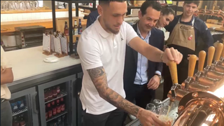 El pique de Isaac Romero con Ocampos por tirar la cerveza perfecta