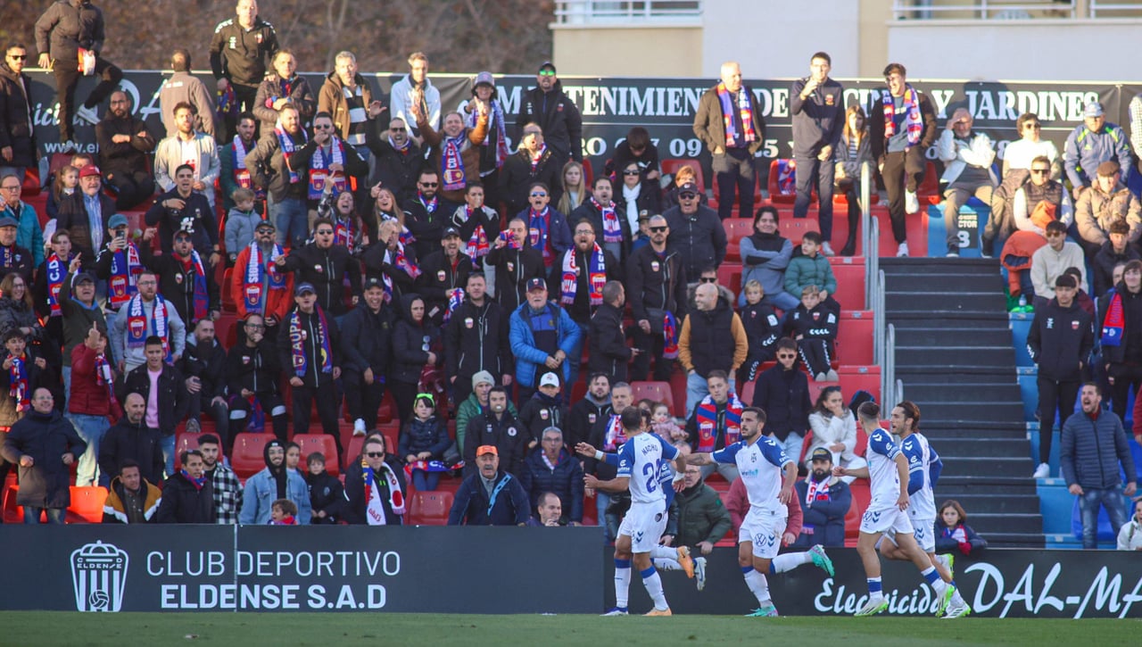 Un entrenador de Segunda División evita una nueva tragedia en la grada