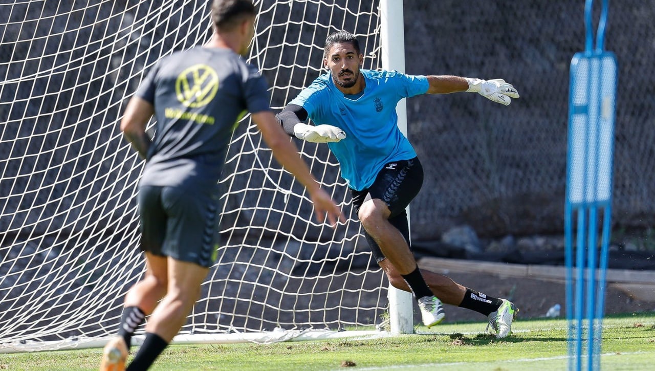 Álvaro Valles, de Las Palmas, seguido por varios equipos de Primera división