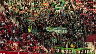 Las quejas de los ultras del Betis y su forma de protestar en el derbi del Sánchez-Pizjuán