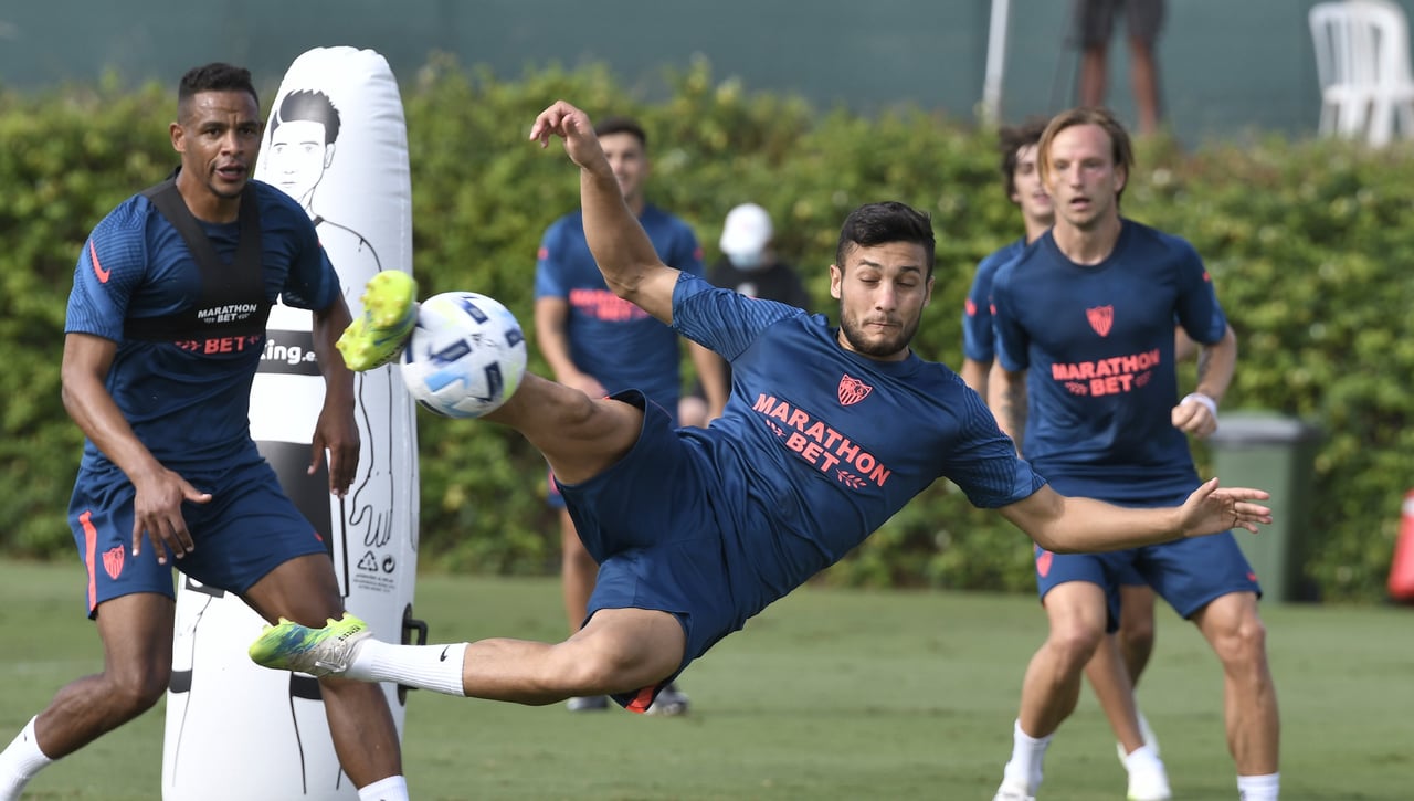 El Mallorca estudia la lista de descartes del Sevilla: Rafa Mir, Óscar, Tecatito...