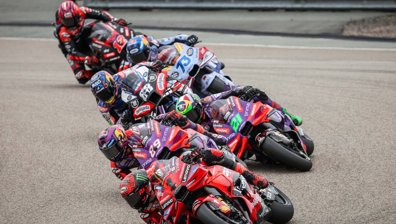 Su amigo Valentino Rossi le salva con una Ducati