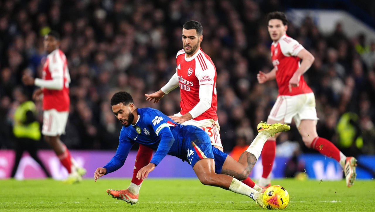 Así queda la clasificación de la Premier League, tras el triunfo del Liverpool y el empate en el derbi de Londres en la jornada 13 de la Liga inglesa