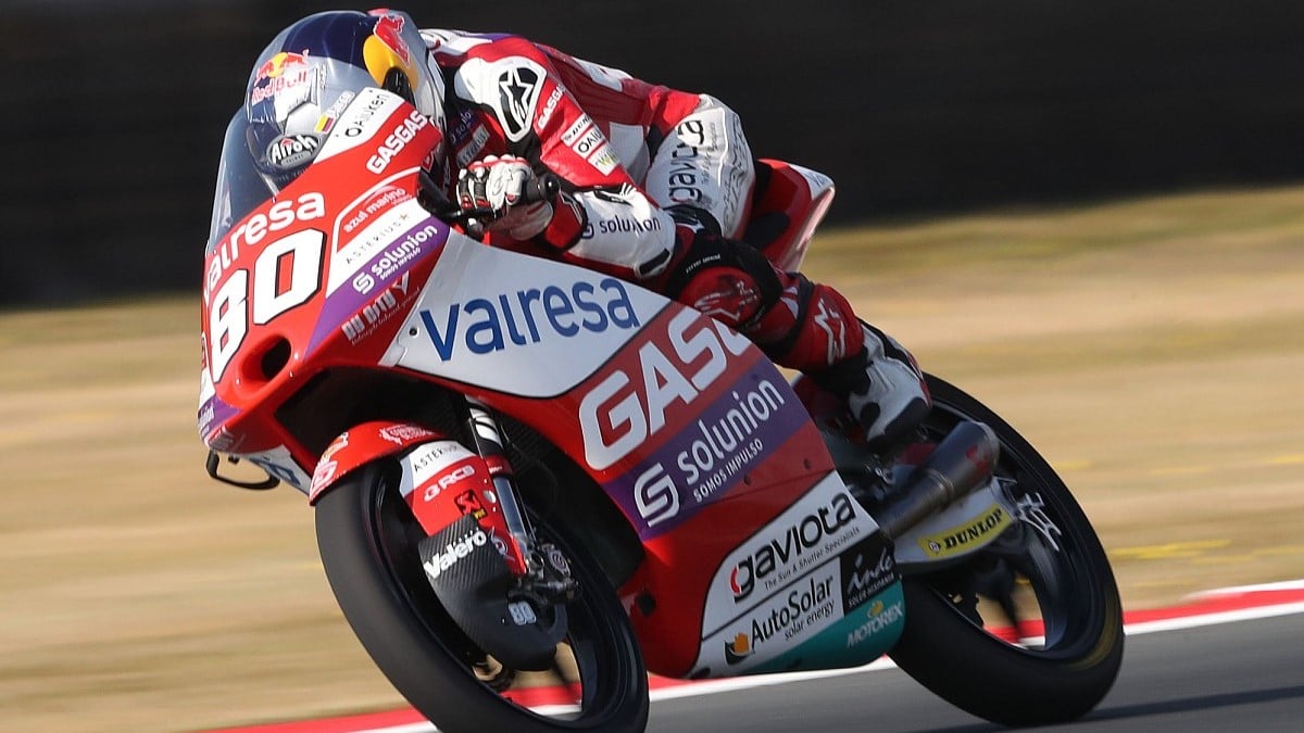 David Alonso hace historia en Moto3: sale último y gana