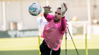 El parte médico del Betis confirma la gravedad de la lesión de Pau López: Adiós al derbi... ¿y a 2025?