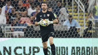 Unai Simón, que salió señalado otra vez, recibe la ayuda de Sancet: "Todo el equipo tenemos que hacer autocrítica"