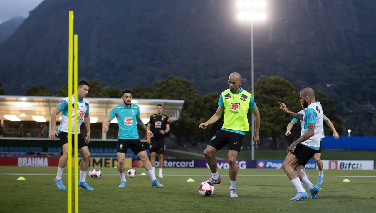 El futuro inmediato de Alex Telles, ligado al de Dani Alves