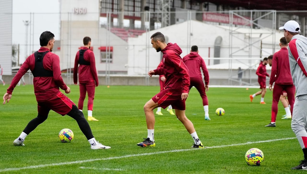 Bajo una intensa lluvia y sobre una hierba nueva, Sampaoli y los suyos vuelven al trabajo