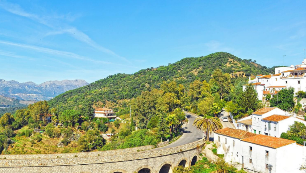 El Notting Hill andaluz: Un pueblo blanco de Málaga que parece una postal