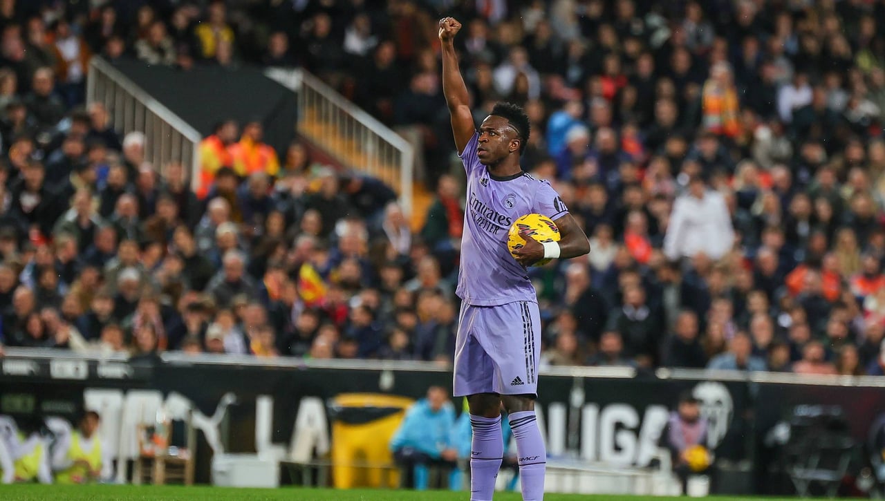 Vinicius responde a la afición del Valencia y a Gil Manzano