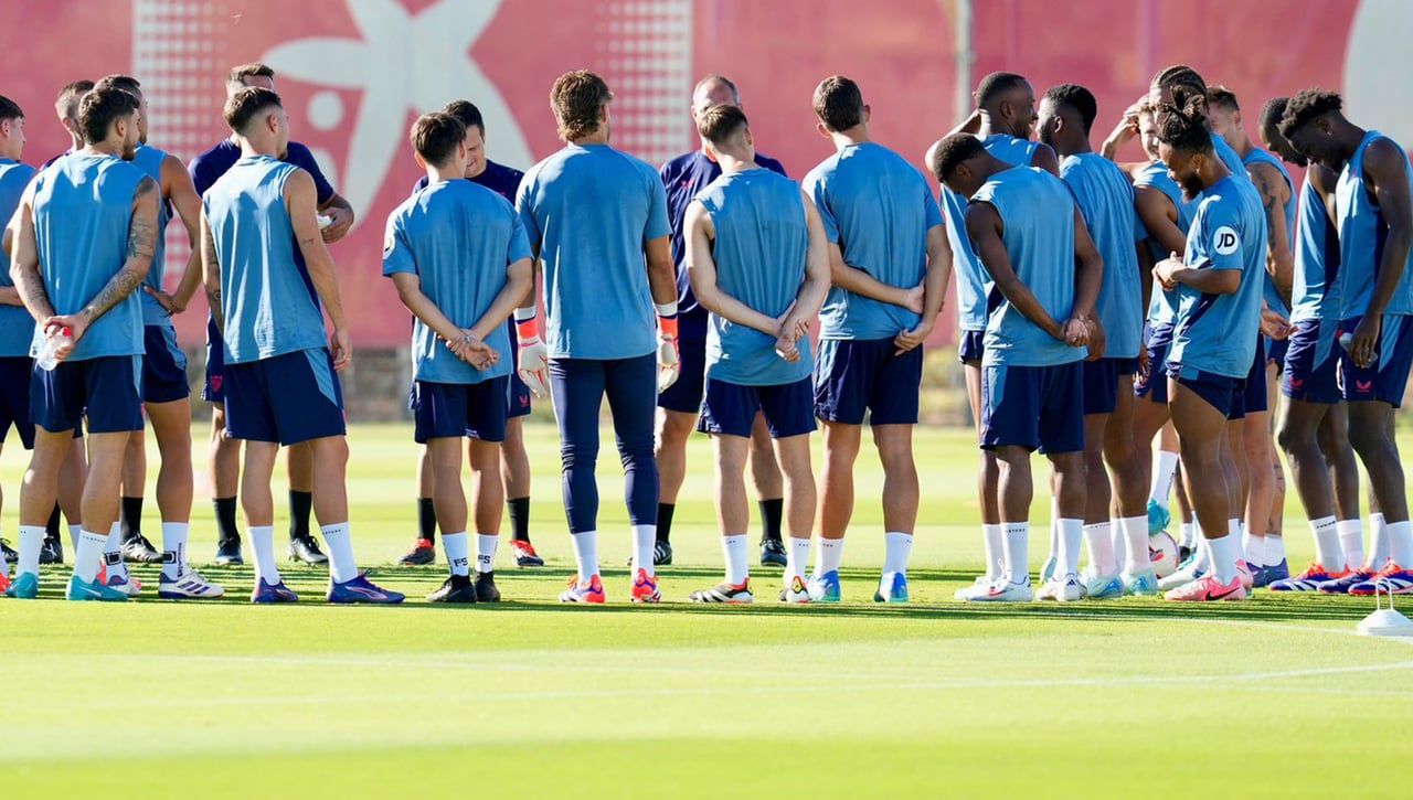 Una 'sorpresa' y dos bajas notables en la primera convocatoria del Sevilla