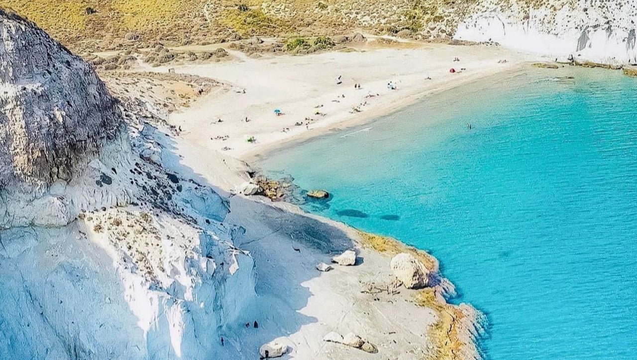 La increíble cala de arena blanca y fina a la que ir este verano