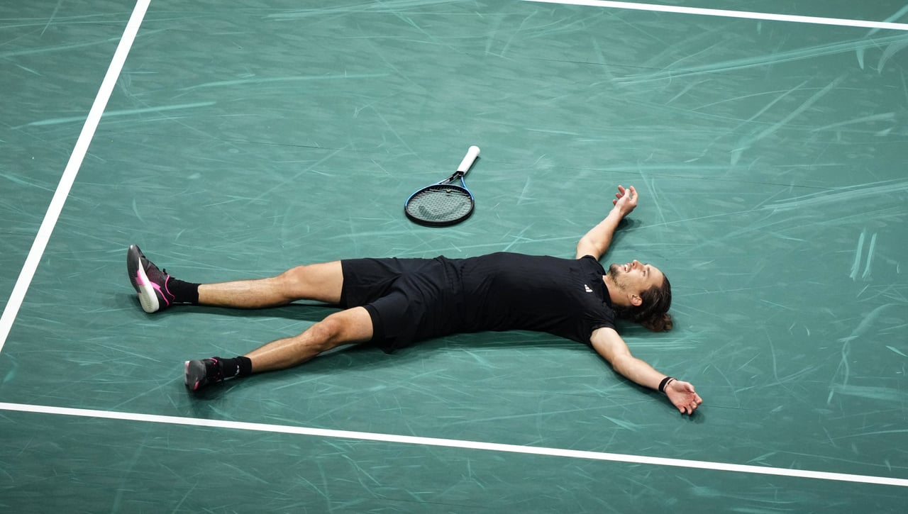 Zverev remonta un partido agónico en París para defender el título ante Sinner