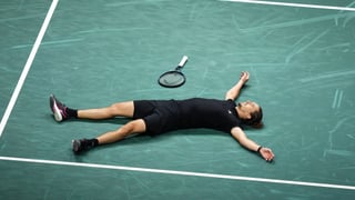 Zverev remonta un partido agónico en París para defender el título ante Sinner