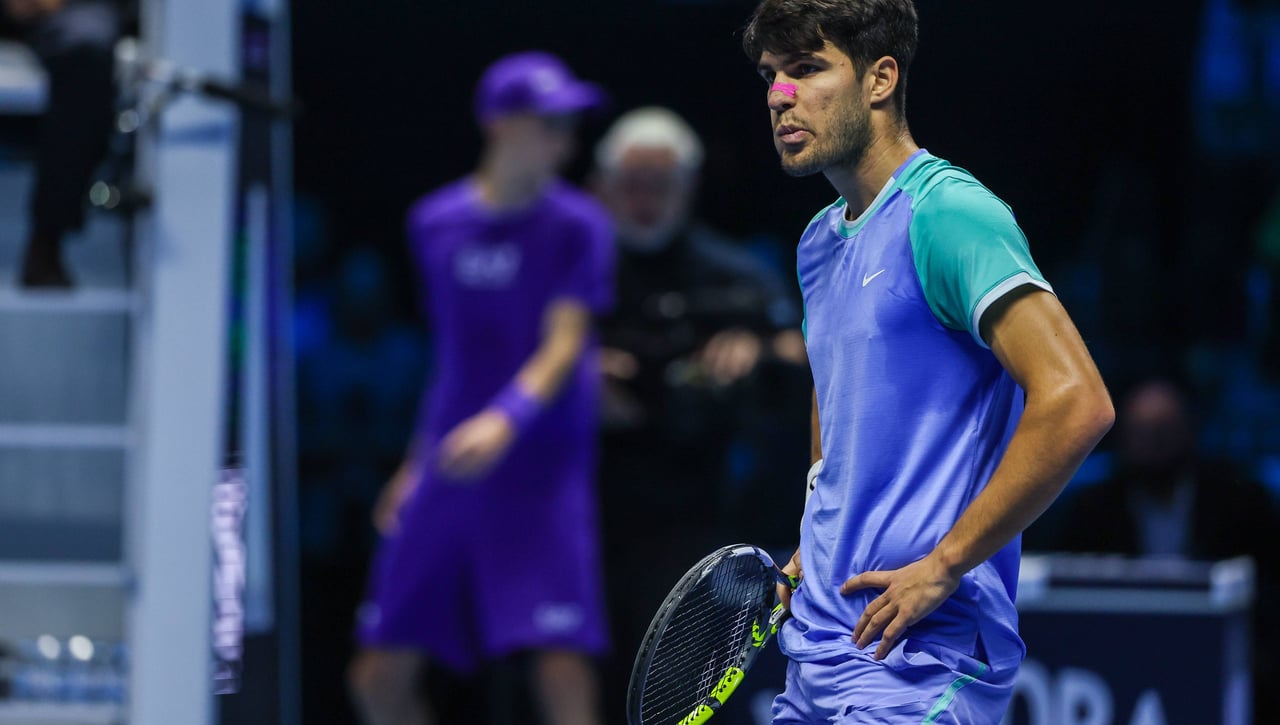 Gran problema para Carlos Alcaraz en su debut en Rotterdam