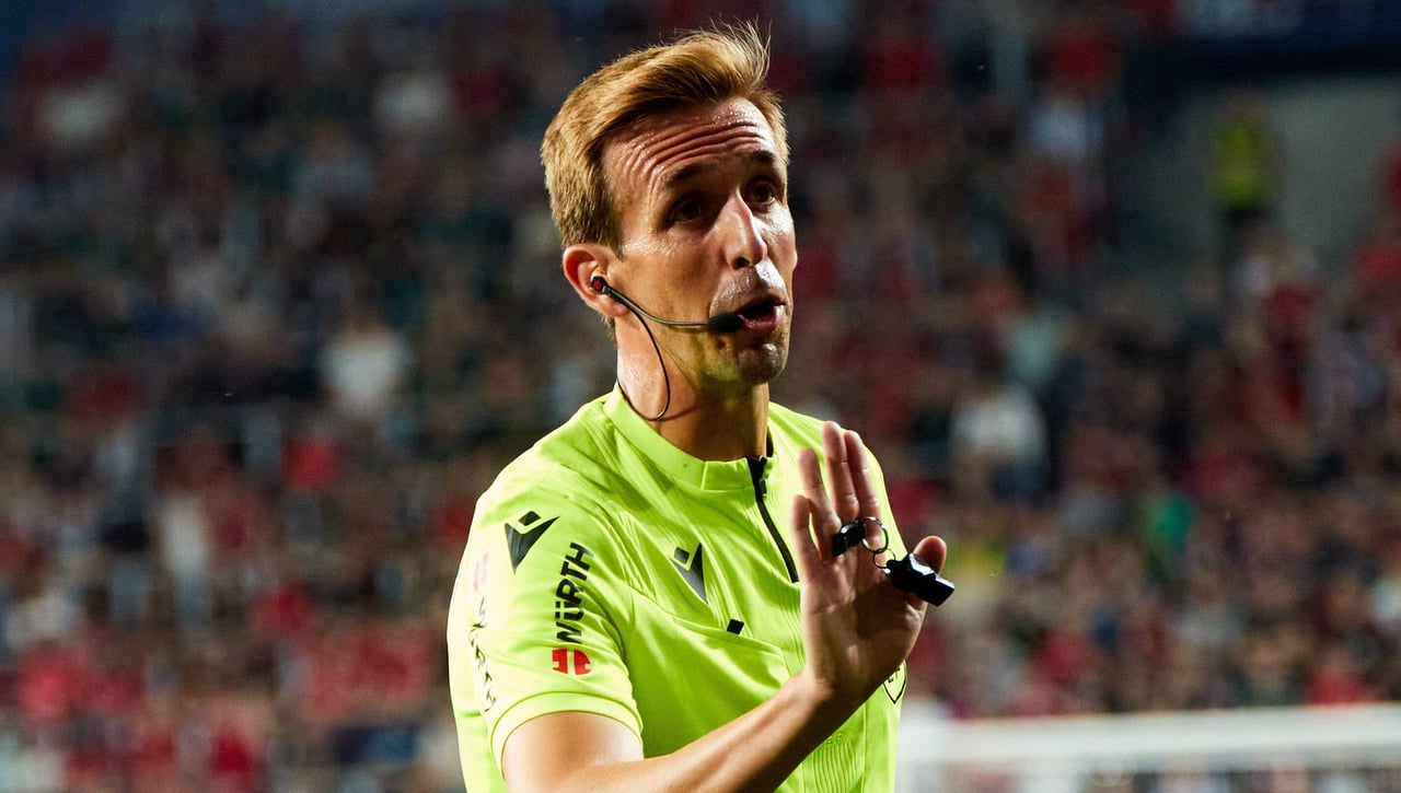 Pizarro Gómez, a la chita callando: quinta vez en el VAR y varios perjuicios al Betis